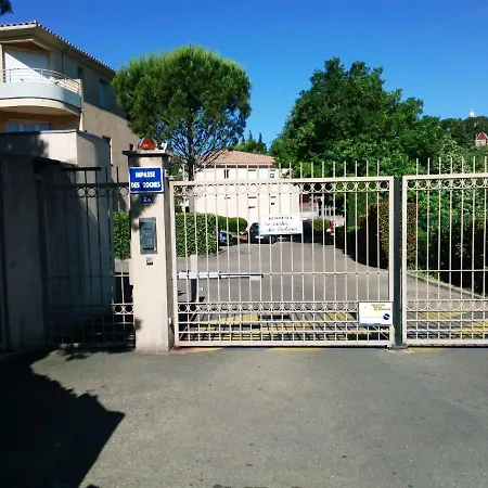 Appartement De 2 Avec Jardin Amenage Et Wifi A Les Avignon